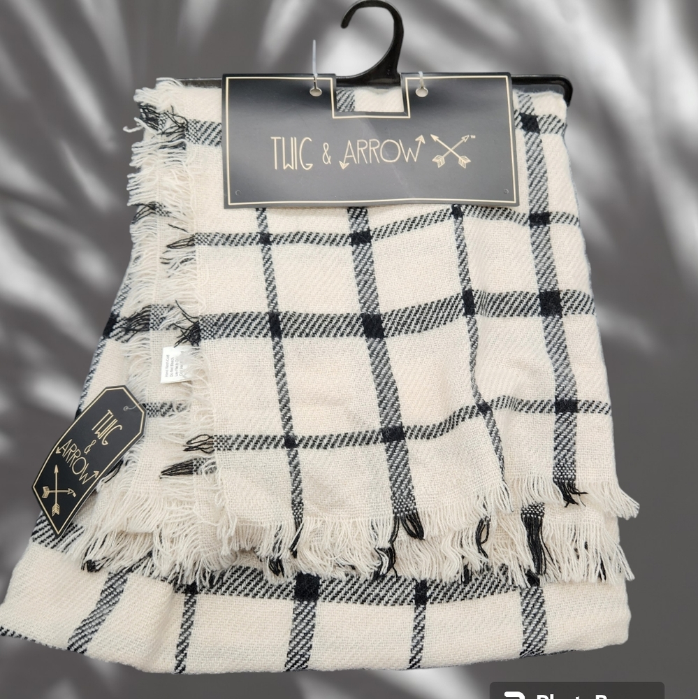 New W/ Tags Twig & Arrow Oversize Scarf Black/White Plaid Blanket 100% Acrylic
